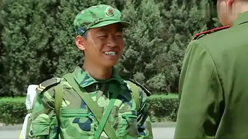 士兵突击许三多真是贵人多,竟坐着团长的稍车,团长特别喜欢他
