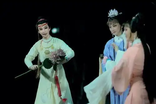 罗松人文精神汇聚时代清泓评诗韵越剧三部曲
