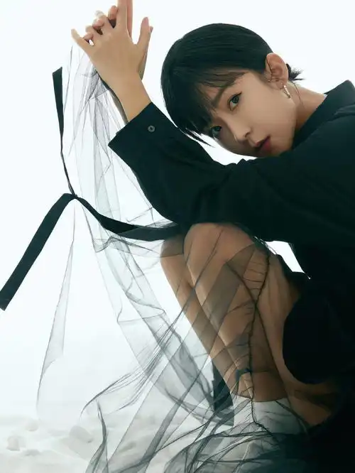 她主演将夜走红,今穿黑色背心配抹胸蛋糕裙,27岁呆萌甜美
