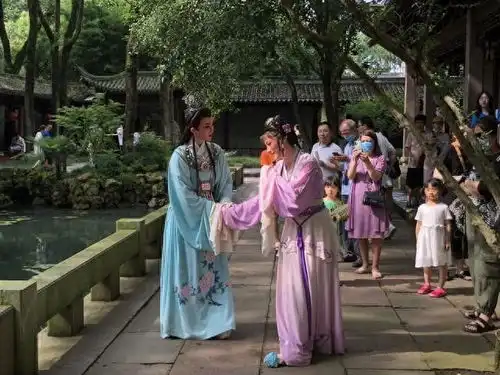 红楼梦里的尤二姐住在小花枝巷不好吗为何非得要进贾府呢
