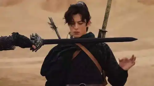 将夜2幕后花絮王鹤棣宋伊人现场调皮可爱,比划剑法,被王劲松老师发现
