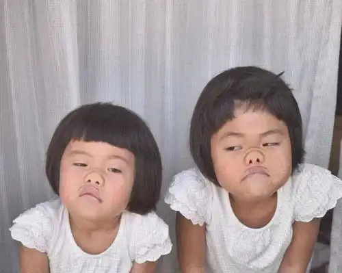 这位妈妈给女儿拍了1000张丑照,网友们笑称是亲妈无误