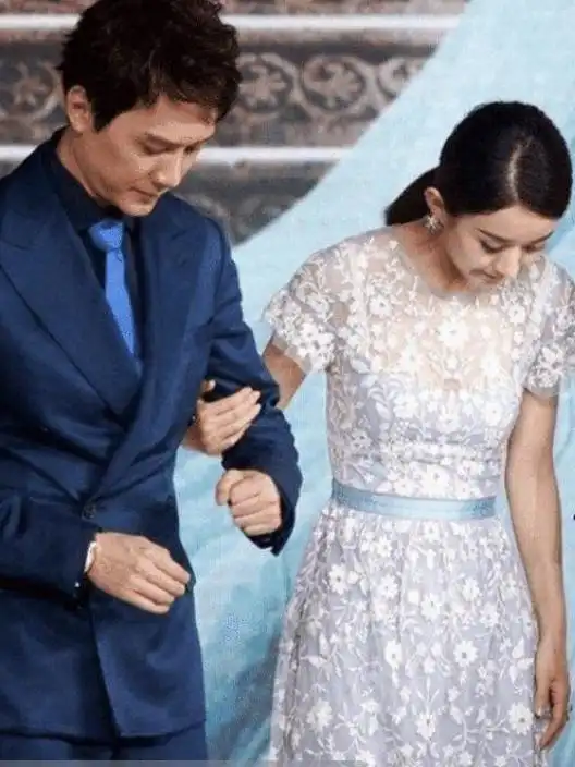 看完冯绍峰和倪妮合照,再看看冯绍峰和赵丽颖合照,你发现什么了