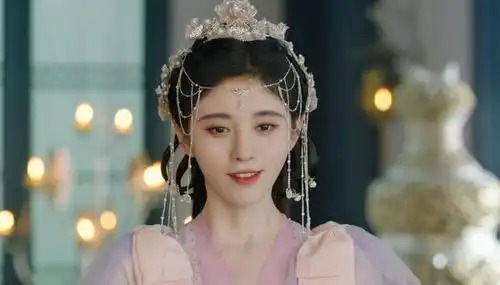 鞠婧祎新剧造型花里胡哨,妆发过分精致,就连逃难也要美美的