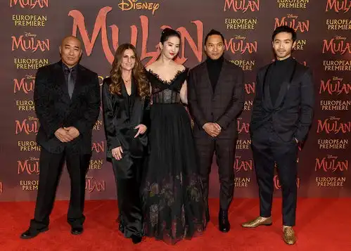 组图刘亦菲亮相花木兰英国首映露肩裙配红唇化身黑天鹅