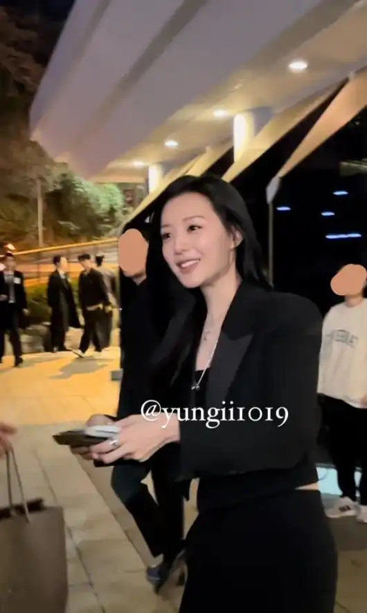 泪之女王金智媛素颜花絮照超反差萌清纯风穿搭大胜女王形象
