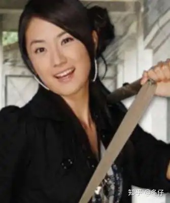 放羊的星星女主躺公公腿上,婆婆不在家,竟然还穿婆婆裤子
