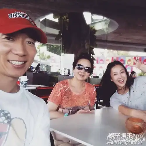 还记得痞子英雄中的雷慕莎吗她现在长这样
