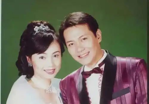 58岁江华身材消瘦皱纹明显,比大8岁妻子还显老,拒绝回娱乐圈
