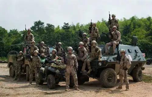 火凤凰还原女特兵生活上演军旅青春范