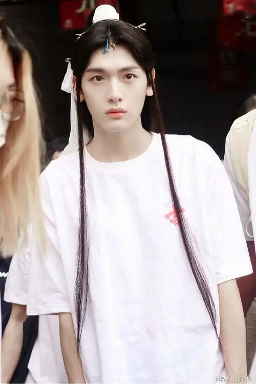 吉星高照开机路透,翟潇闻张凌赫同框,谢怜花城定妆照辣眼睛