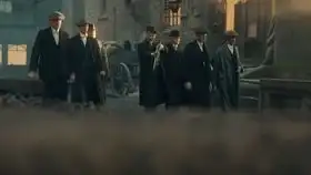 浴血黑帮剃刀党开家族会议督察坎贝尔到达剃刀党地盘准备搞事情
