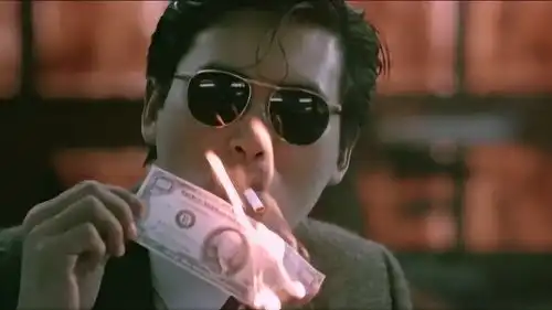 英雄本色2发哥拿钱点烟这么帅,却成了小伙的噩梦
