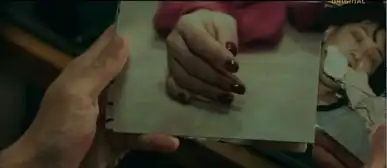 女学生家门口失踪,两个月后发现死亡,双手被涂满鲜红指甲油
