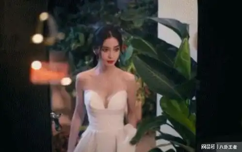 baby离婚后放飞自我疑改走性感路线,穿抹胸裙上围丰满酥胸欲出
