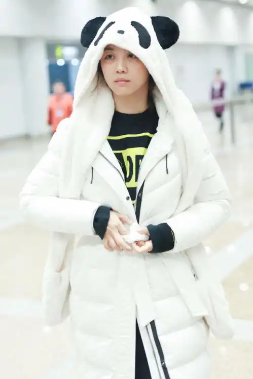 汤唯冬季造型真美,穿羽绒服搭配牛仔裤走机场,简约保暖又时髦