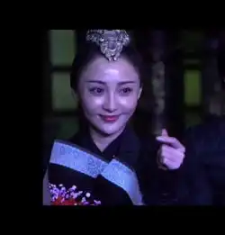 姚笛古装剧照造型雍容华贵,生图曝光颜值差距太大了
