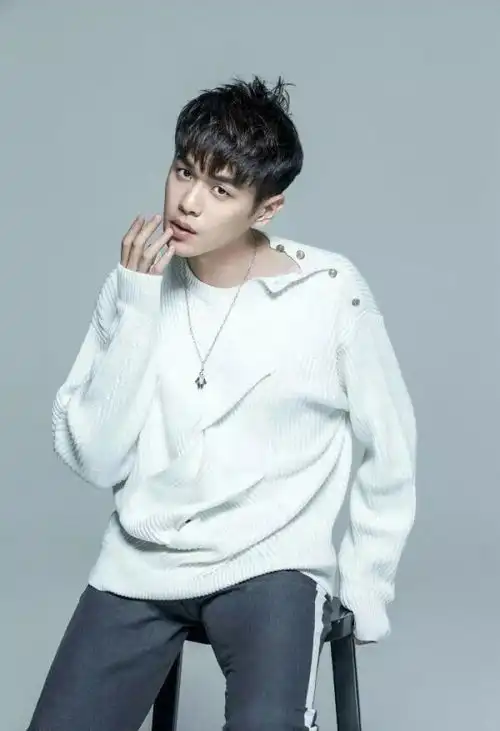 确定他们是同一个人吗笑与不笑反差好大哦