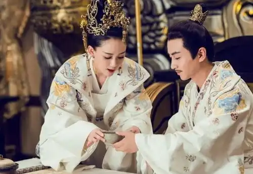 清朝后妃侍寝规矩妃子侍寝只有一炷香时间,只有皇后有资格整夜
