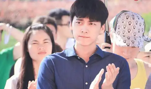 7年前古剑奇谭开机照,杨幂李易峰站前面,迪丽热巴毫不起眼站后排
