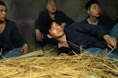 春天绞刑架曝严宽剧照贵族专业户落魄入狱