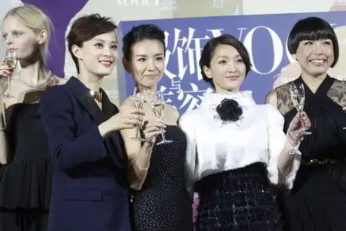 孙俪携董洁同框周迅,她和董洁精心打扮却不及周迅,气质差距立显