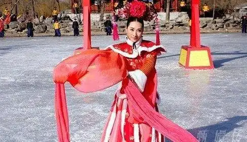 甄嬛传安陵容跳冰舞时果郡王的眼神,难怪皇上会起杀心,谁看到
