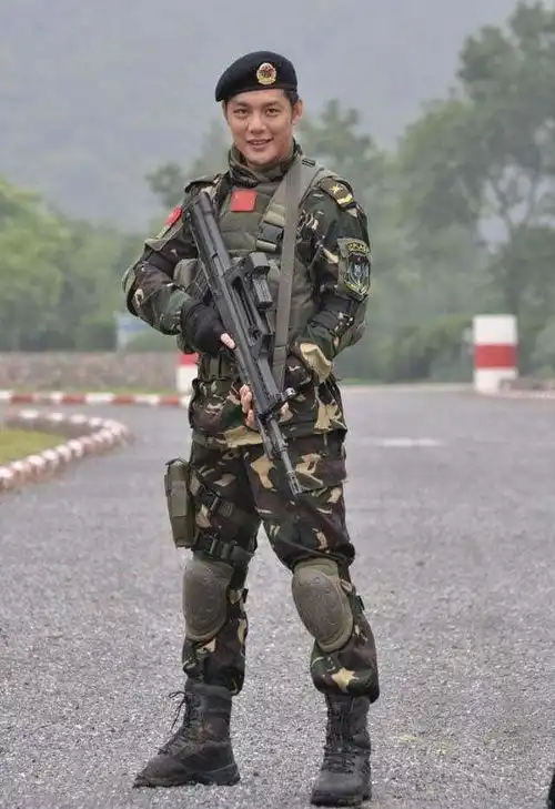 凭我是特种兵走红,离婚后改名,如今和tvb女星周丽淇结婚
