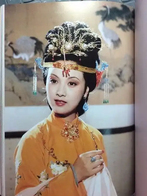 终生未育,61岁才等来婚礼,邓婕到底看上张国立什么