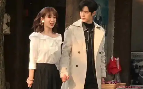 肖战杨紫亲脸照甜蜜暴击肖战亲吻杨紫脸颊好宠溺,照片中小细节引关注