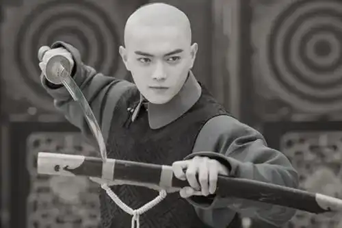 公元1780年,乾隆把7岁的公主许配给了和珅5岁的儿子,这是为什么
