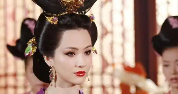 一个霸占父亲的妃子,一个抢了弟媳,为何评价完全不同
