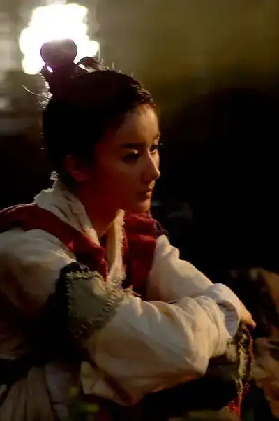 感觉李一桐和孙菲菲有点像
