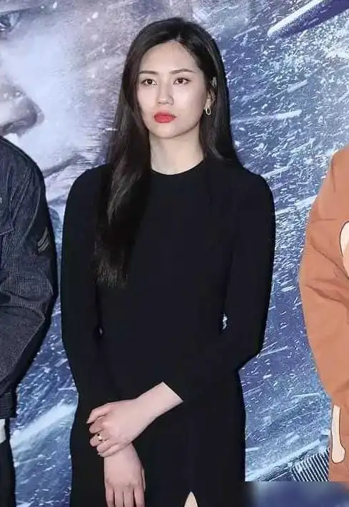 悬崖之上首映礼,新任谋女郎飞凡亮相
