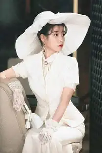 论清纯就服iu的穿衣格调,白衬衣配黄色毛织马甲,美的像是大学生