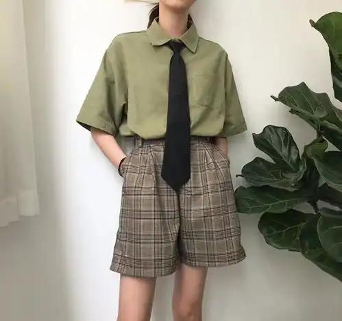 夏天短袖该怎么穿才不落俗看这里,看这里,别再傻傻不知道了
