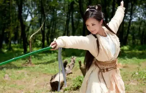 为何郭襄放着父母不管也要找杨过周伯通知原因,要怪郭靖和黄蓉