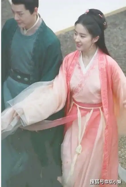 刘亦菲陈晓牵手照曝光,两人大秀恩爱,确定陈妍希不吃醋
