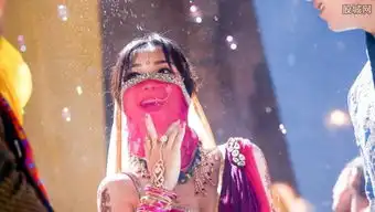 柳岩深夜发写真性感女神半夜突袭单身狗