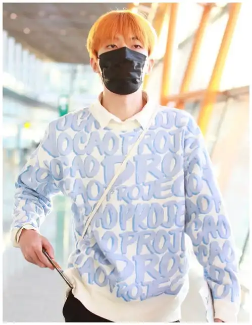 夏瀚宇穿字母印花卫衣走机场,造型虽简单一头橘发很亮眼