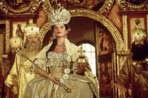 女佣与少爷恋爱被拆散,后来女佣竟成为皇后,又成为女皇
