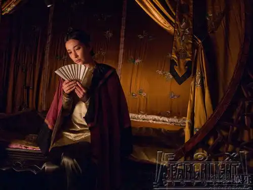 李冰冰独占雪花秘扇海报穿红嫁衣显神秘
