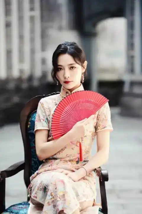 青你二训练生旗袍造型曝光,身材纤细韵味十足气息