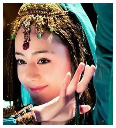 古装女星兰花指造型,赵丽颖热巴美感十足,章子怡陈乔恩妖艳
