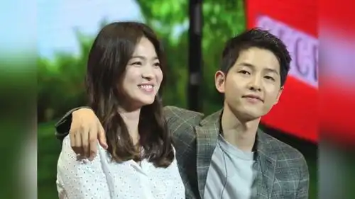 力破离婚传言宋仲基穿老婆宋慧乔衣服拍戏手戴婚戒抢镜
