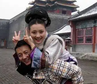 他是西游记中放鱼的小唐僧,今成亿万富翁,妻子是甄嬛传中的她
