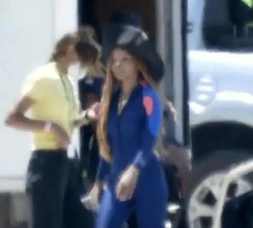 小美人鱼片场照曝光黑人爱丽儿拯救白人王子,影迷吐槽不断