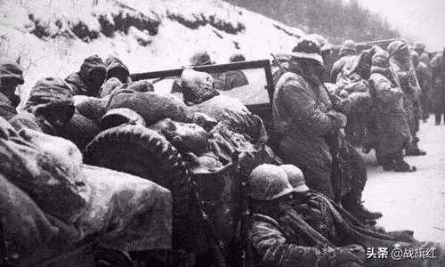 长津湖战役,美军中尉扒掉志愿军烈士的棉衣,穿上之后不肯脱
