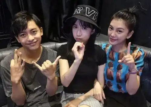 快乐星球还记得里面的老师吗东方老师还在教书,最后一位很幸福
