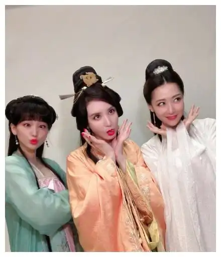 回忆杀张萌白冰金莎重聚首还原当年神话中的造型
